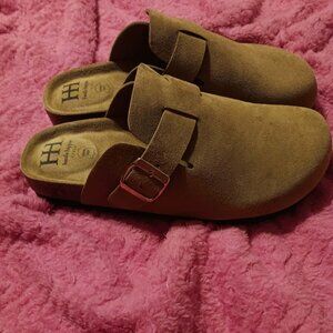 Haute Hippe Shoes Size 8 Fergie Suede Clogs